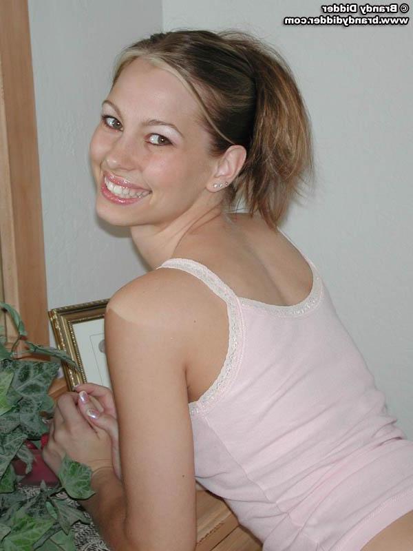 20P Pics of teen hottie Brandy Didder ready to fuck in her room