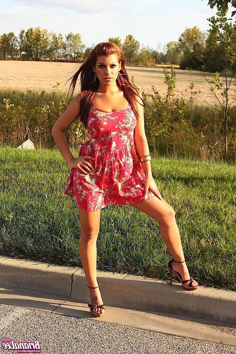 15P Pictures of teen girl Briana Lee showing her tits and pussy outside