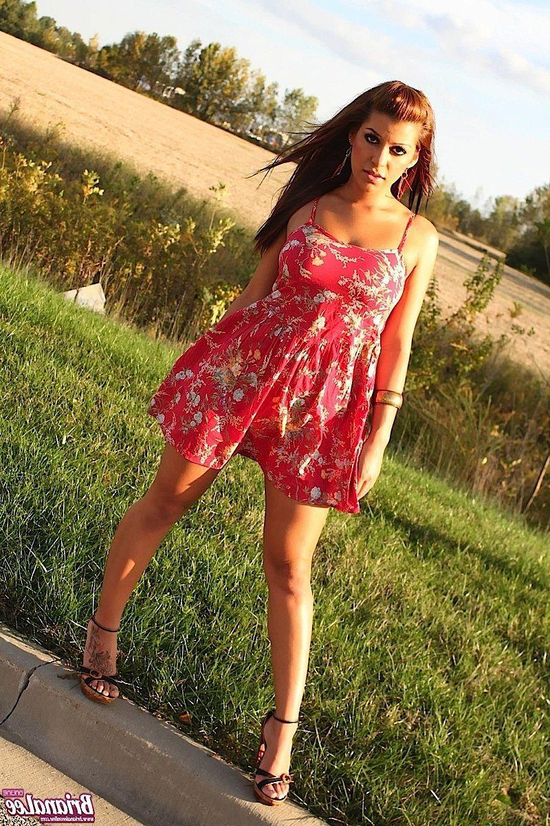 15P Pictures of teen girl Briana Lee showing her tits and pussy outside