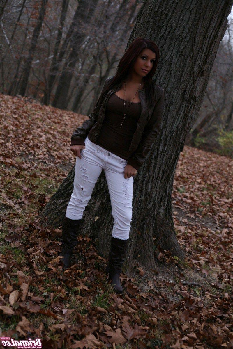 15P Pictures of teen girl Briana Lee showing her ass outside