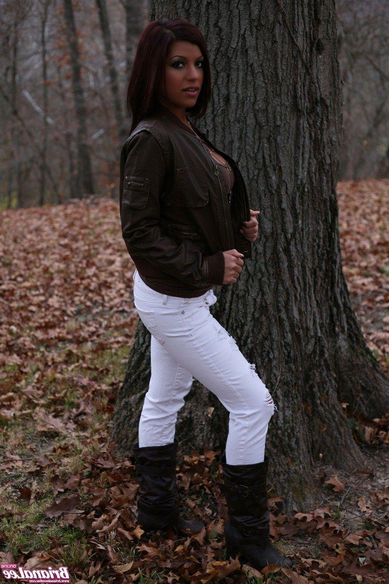 15P Pictures of teen girl Briana Lee showing her ass outside