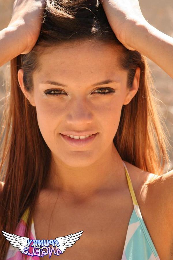 20P Pictures of hot teen Brittany Maree teasing