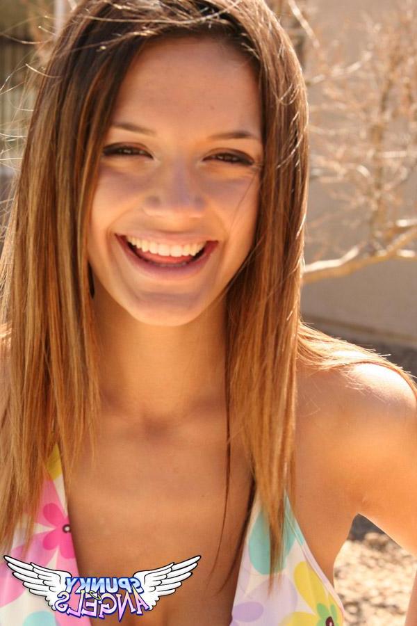 20P Pictures of hot teen Brittany Maree teasing