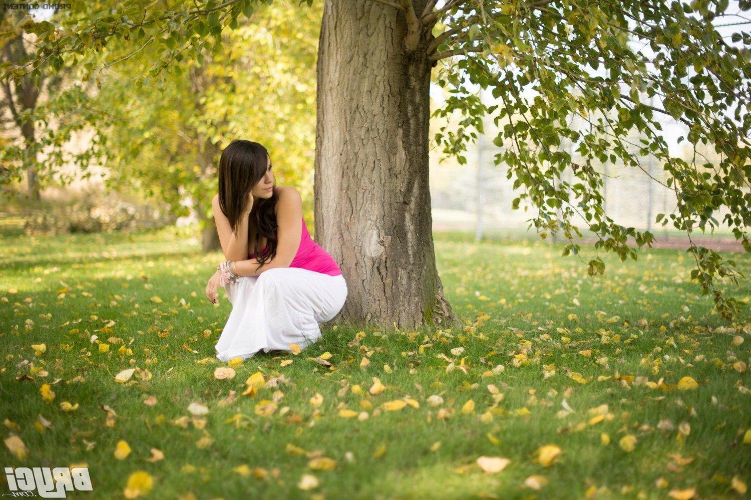 15P Pictures of Bryci fingering her pussy in the park