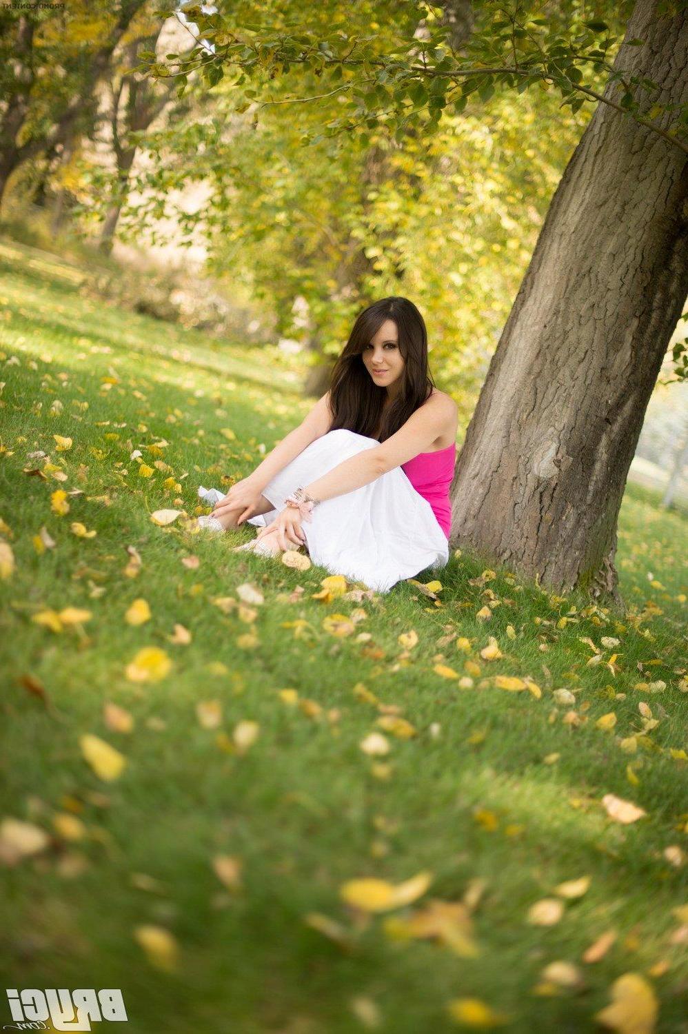 15P Pictures of Bryci fingering her pussy in the park