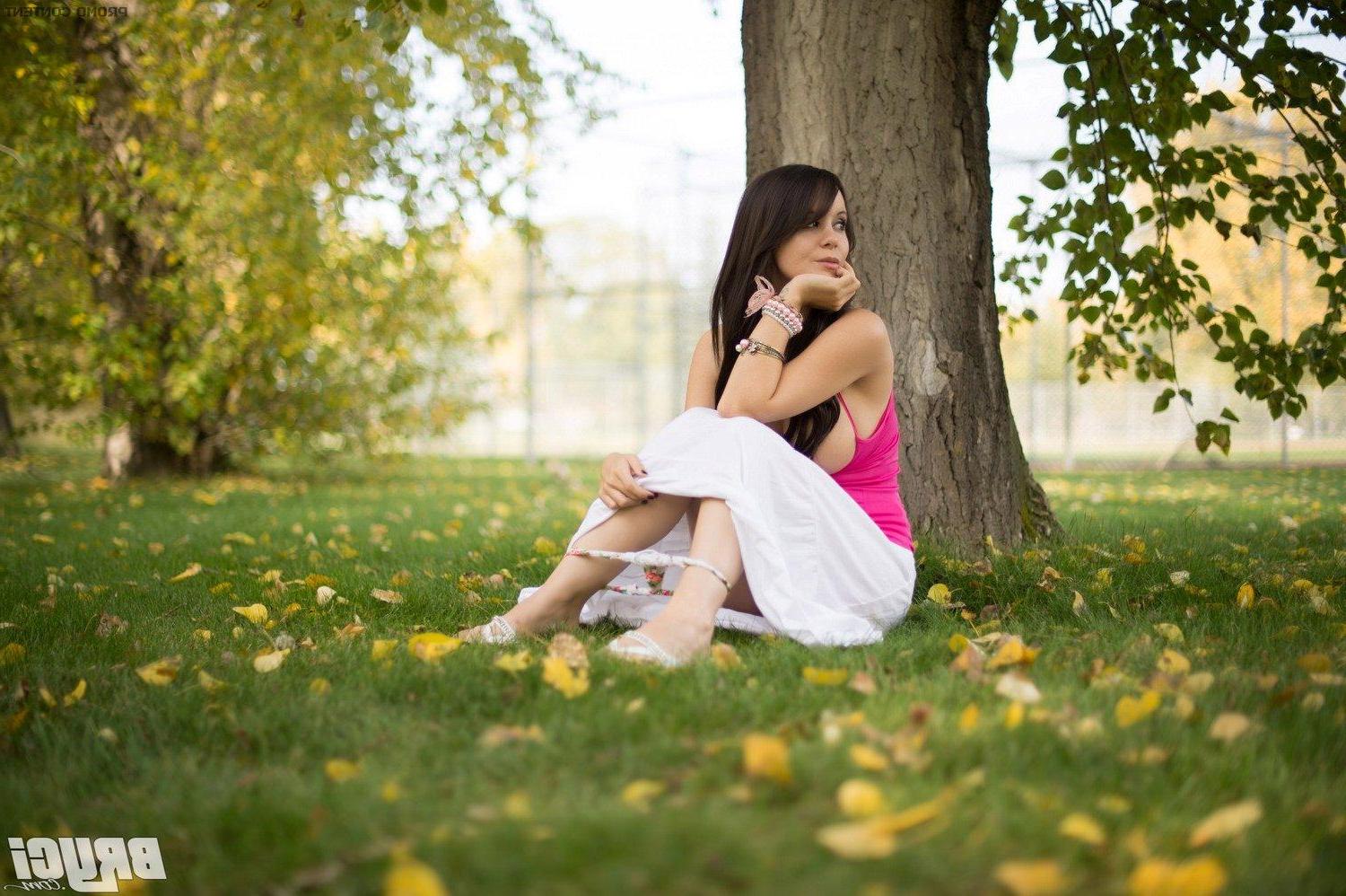15P Pictures of Bryci fingering her pussy in the park