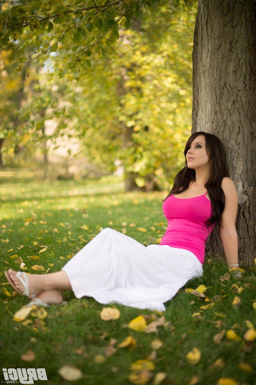 15P Pictures of Bryci fingering her pussy in the park