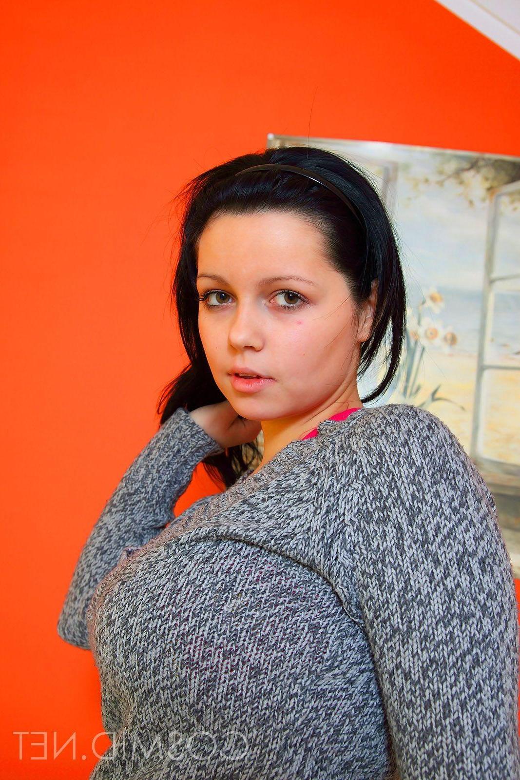 16P Pictures of a brunette girl giving you her big boobies