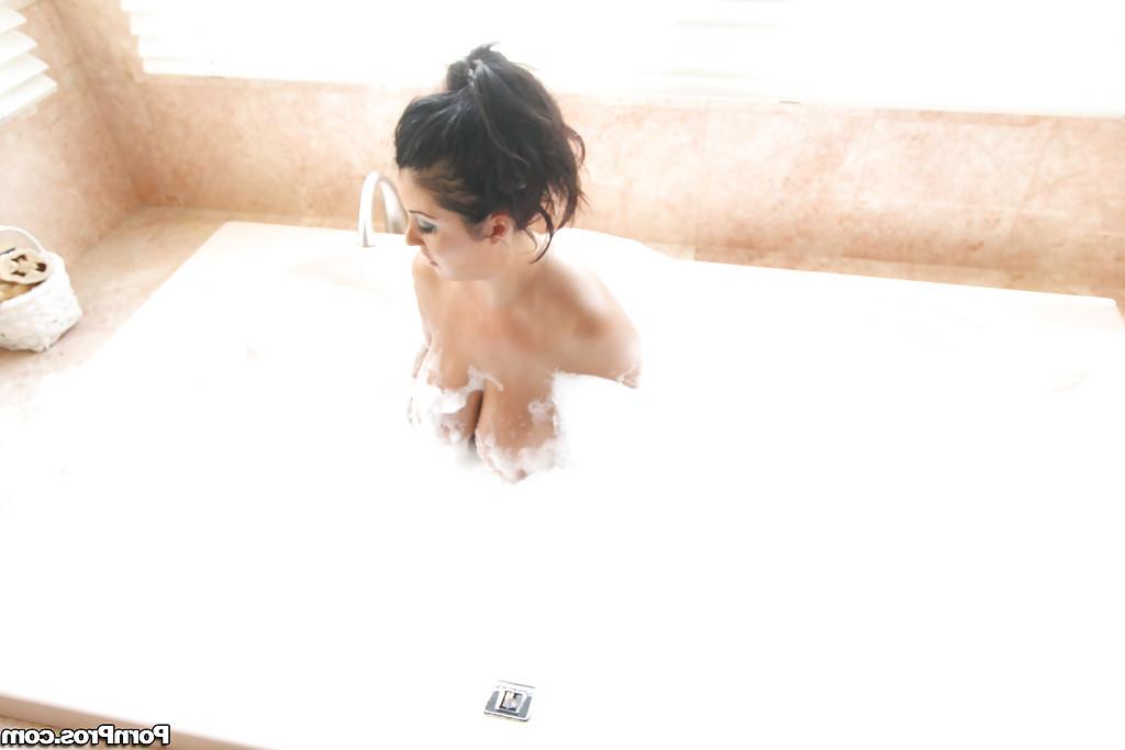 16P MILF with big boobs Jaylene Rio soaking her body in the bath