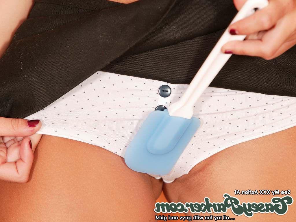 18P Pictures of Casey Parker as your private naked chef