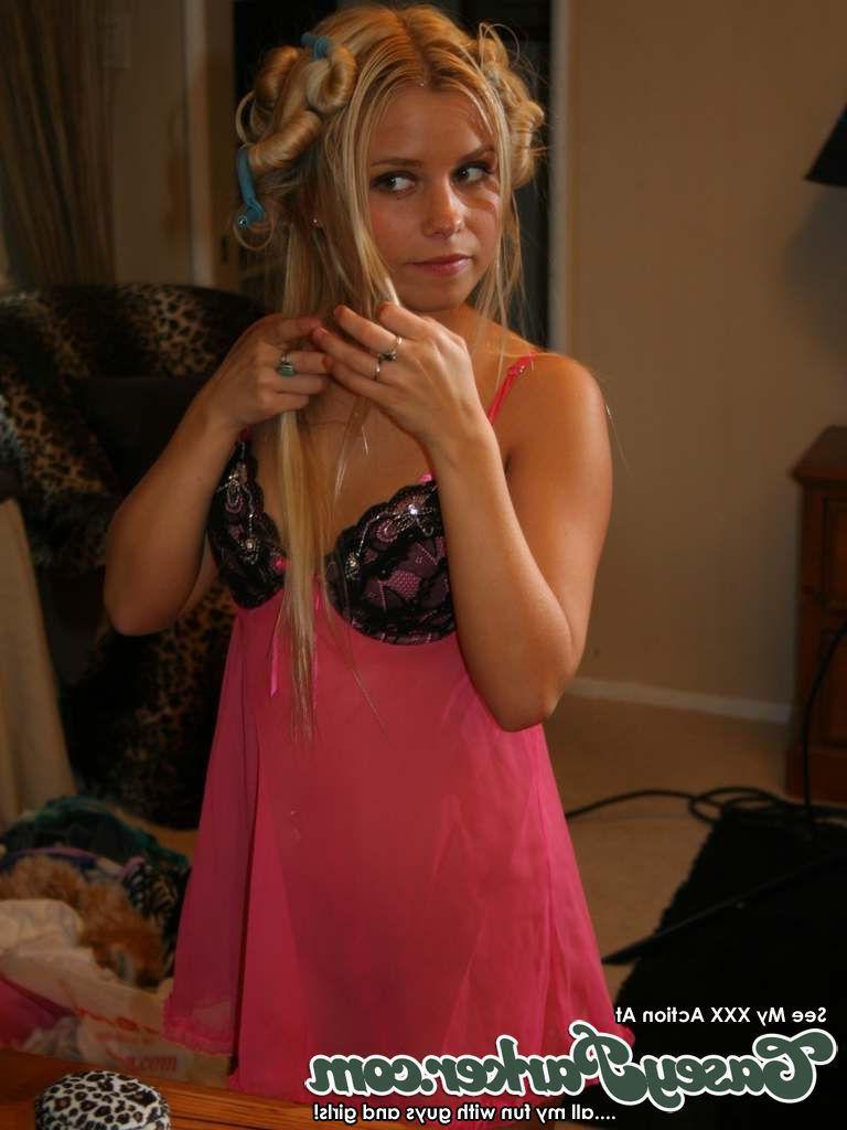 16P Pictures of Casey Parker in the bath tub