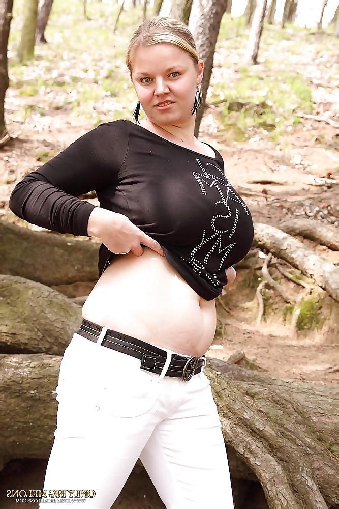 10P Big tits and bra lines 02