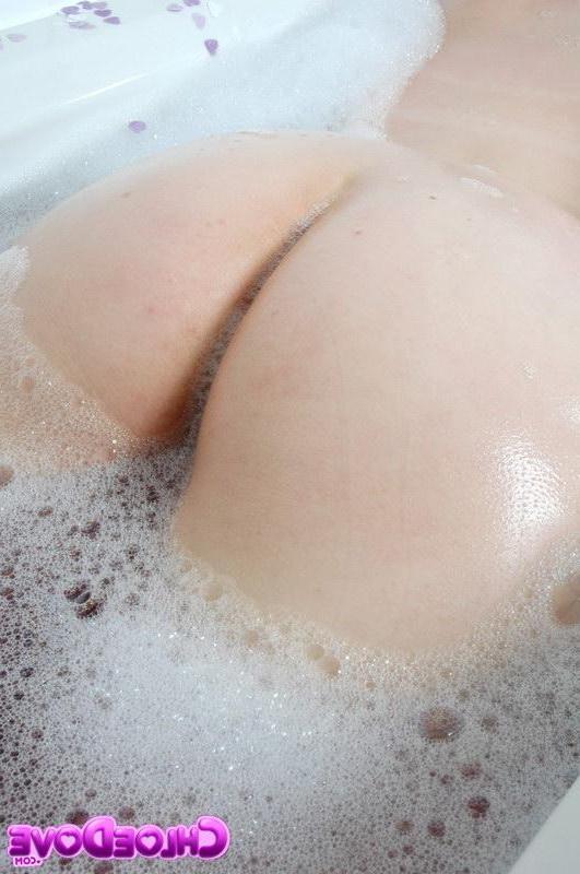 16P Pictures of Chloe Dove taking a bath