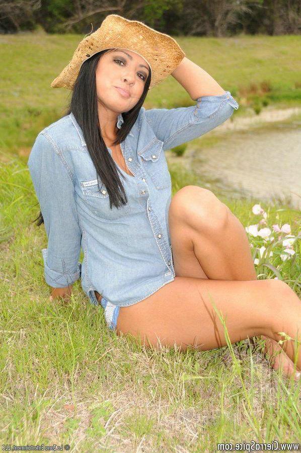 15P Pictures of teen girl Cierra Spice playing with her pussy outside