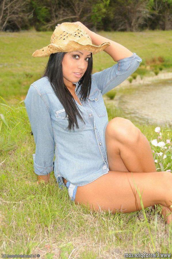 15P Pictures of teen girl Cierra Spice playing with her pussy outside