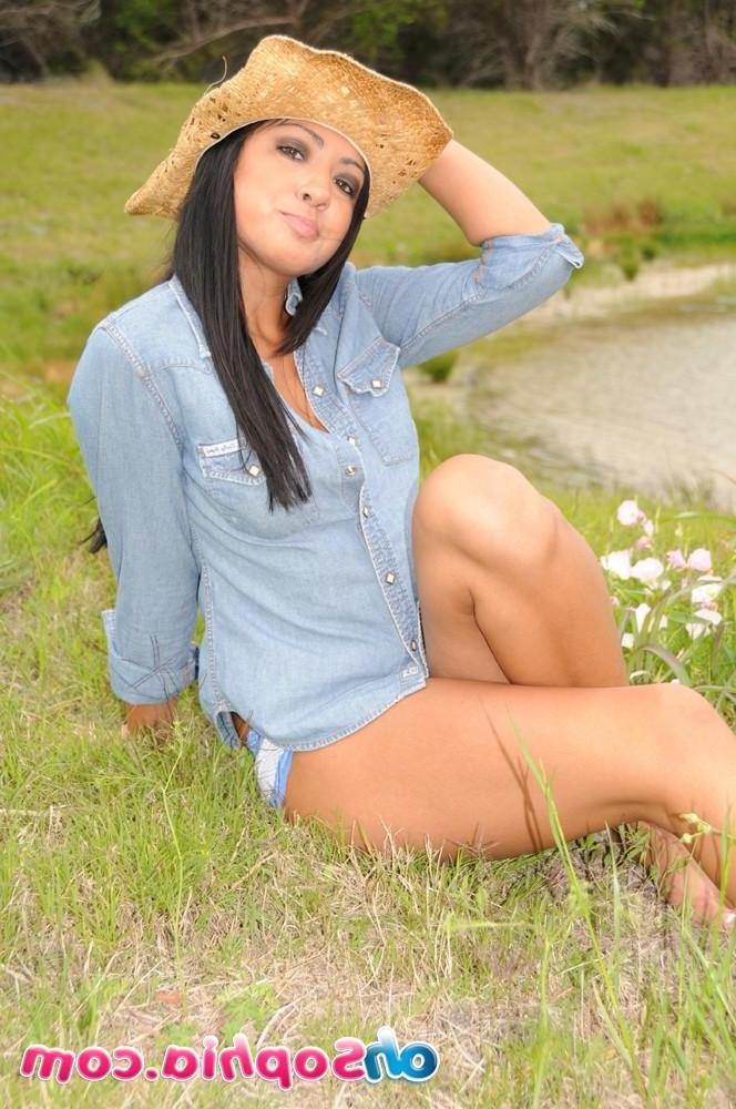15P Pictures of teen girl Oh Sophia showing you her tits outside