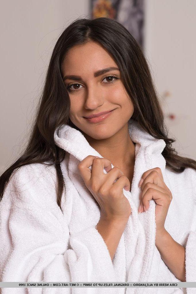 18P Brunette teen Cira Nerri wants to take a bath with you in "Choco"