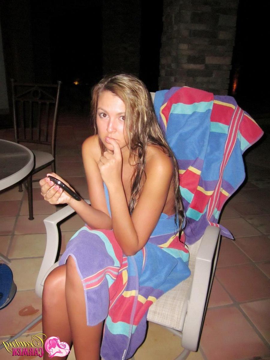 20P Pictures of Craving Carmen giving you lots of candid pics at home