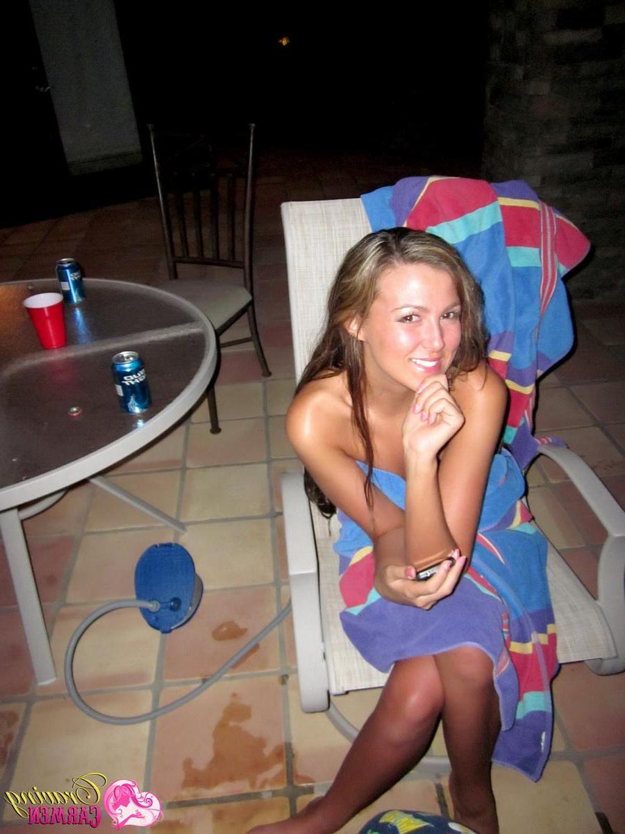 20P Pictures of Craving Carmen giving you lots of candid pics at home