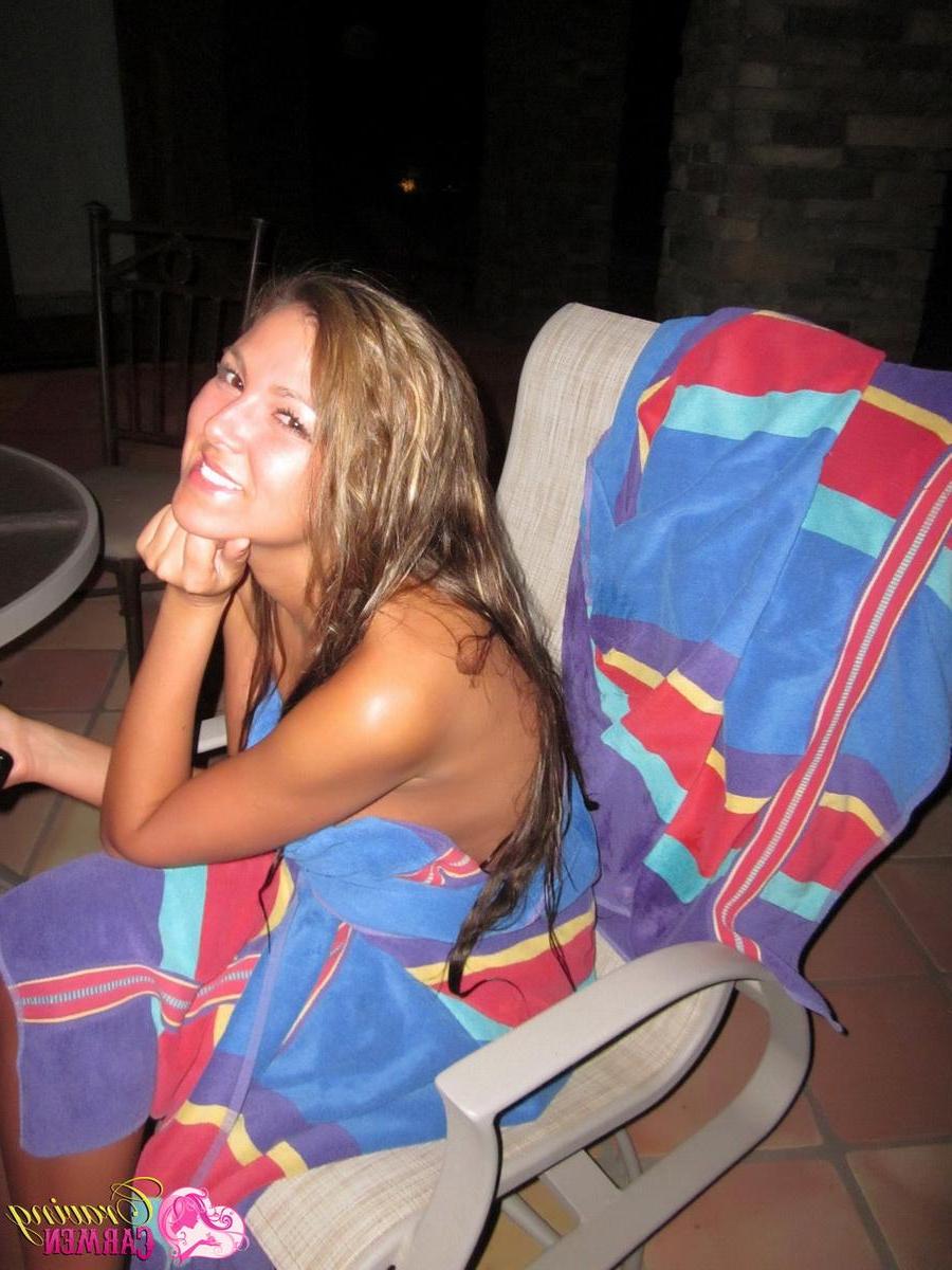 20P Pictures of Craving Carmen giving you lots of candid pics at home