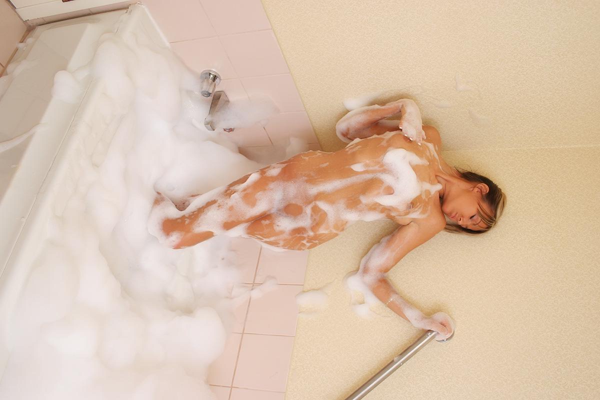 16P Craving Carmen takes a hot bubble bath