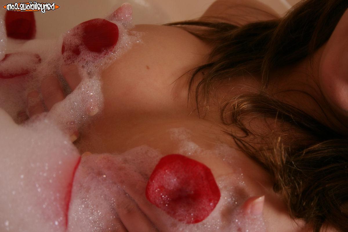 16P Pictures of teen girl Danyalicious taking a bath