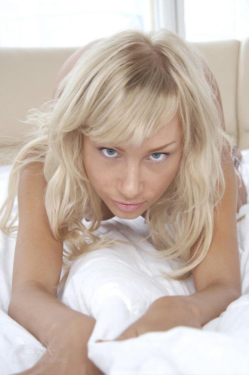 16P Blonde beauty Dasha L invites you to relax with her