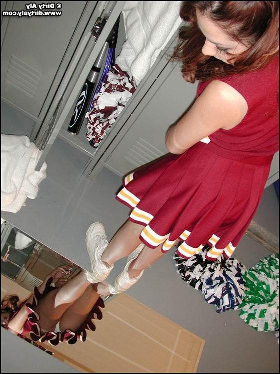 20P Bilder von Cheerleadern, die sich in der Umkleidekabine umziehen