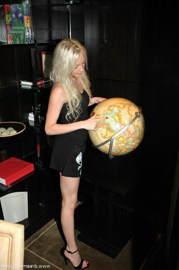 16P Pictures of Dream Kelly hanging out in her hotel room