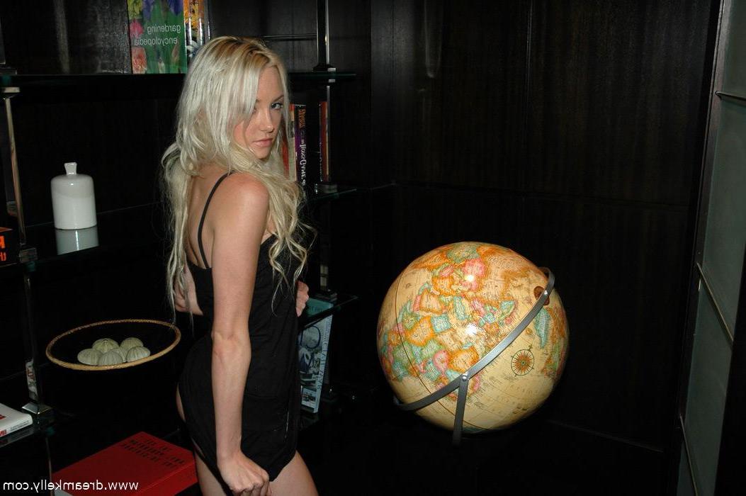 16P Pictures of Dream Kelly hanging out in her hotel room
