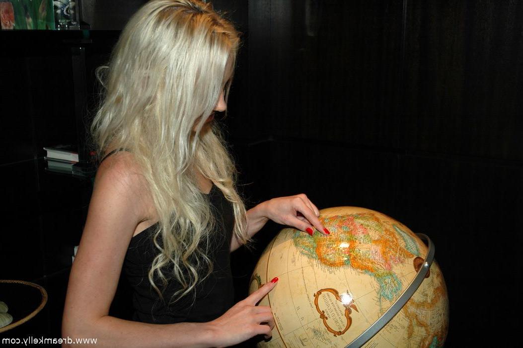 16P Pictures of Dream Kelly hanging out in her hotel room