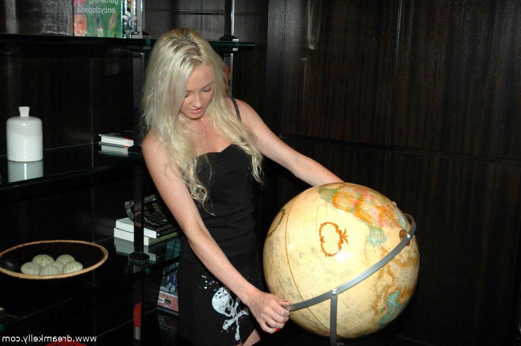 16P Pictures of Dream Kelly hanging out in her hotel room