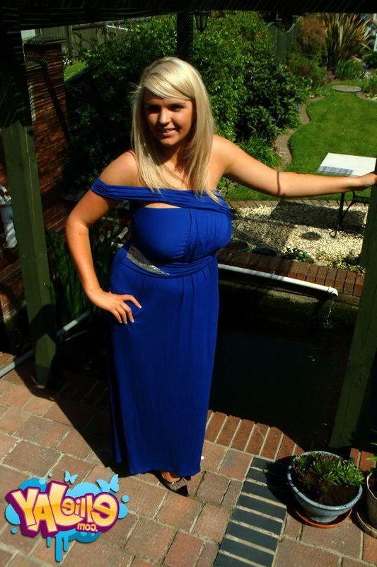 14P Pictures of teen girl Ellie Jay showing her nice big boobies