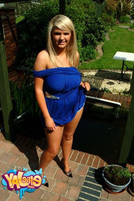 14P Pictures of teen girl Ellie Jay showing her nice big boobies