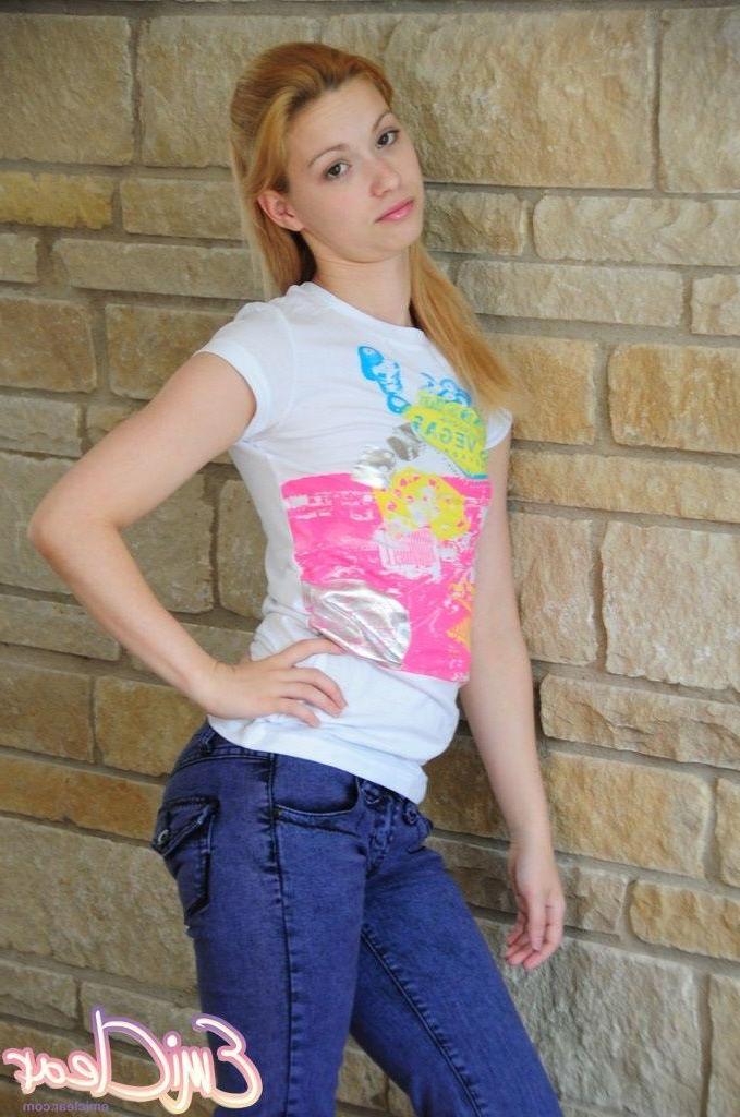 20P Pictures of teen Emi Clear showing her boobs and pussy