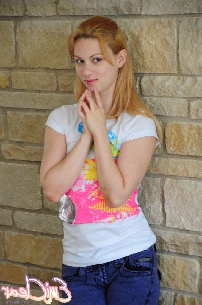 20P Pictures of teen Emi Clear showing her boobs and pussy