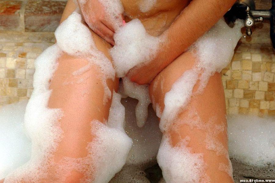 15P Pictures of teen girl Emily 18 taking a steamy bubble bath while she waits for you