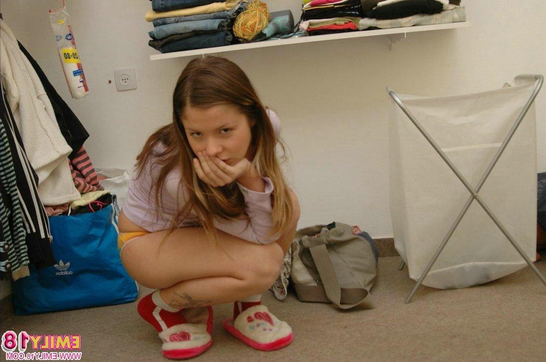 15P Teen girl Emily 18 changes her clothes and lets you watch
