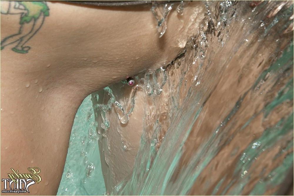 20P Pictures of teen girl Emily Saint stripping in the pool