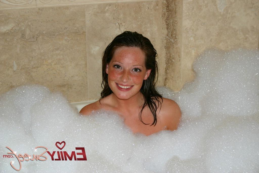 18P Pictures of Emily Sweet making herself all soaking wet