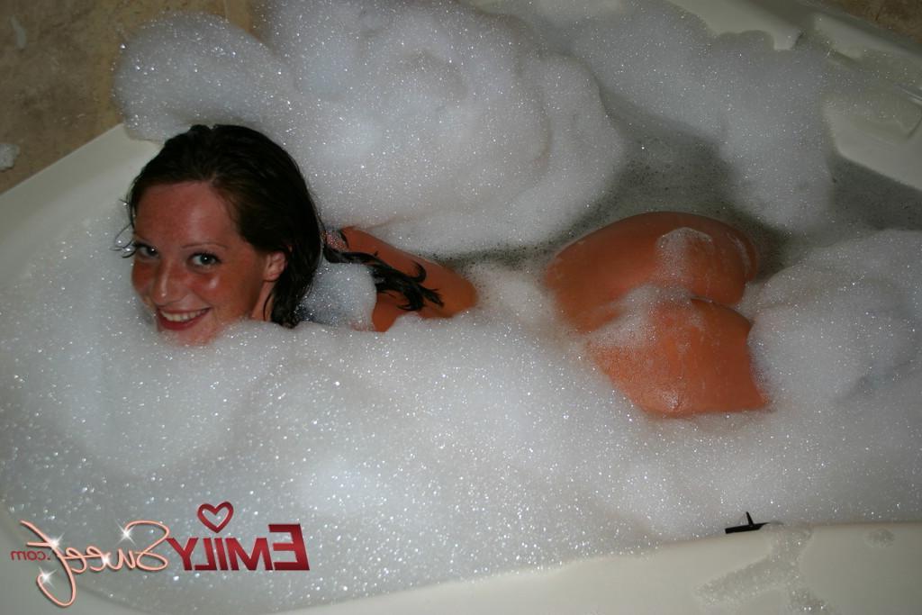 18P Pictures of Emily Sweet making herself all soaking wet