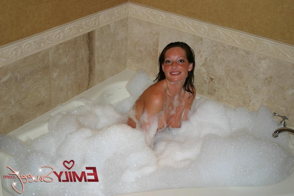 18P Pictures of Emily Sweet making herself all soaking wet