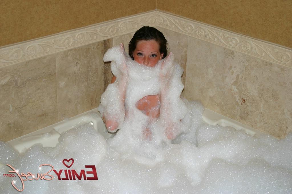 18P Pictures of Emily Sweet making herself all soaking wet