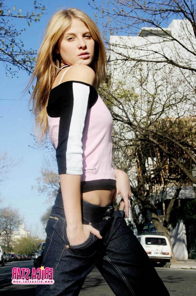 15P Pictures of teen amateur Erica Star teasing outside
