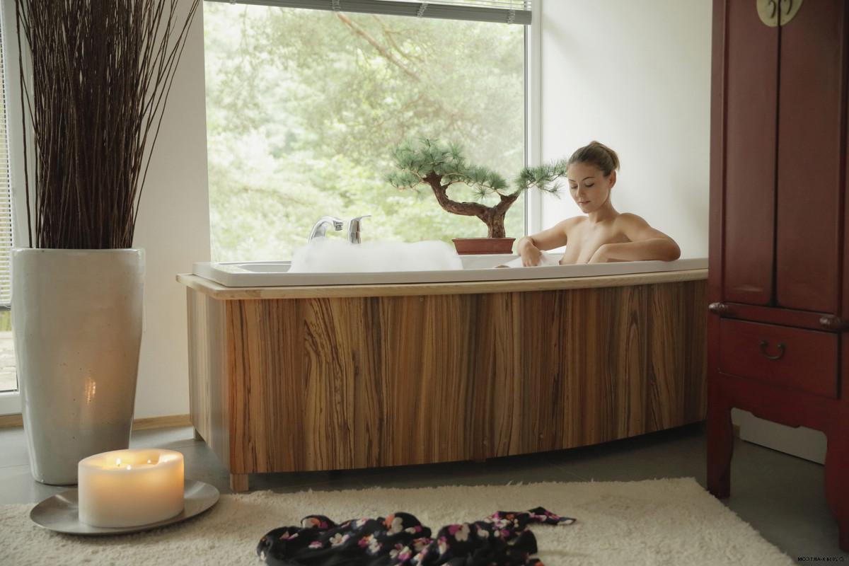 16P Beautiful brunette girl Ivy invites you to join her for a hot bubble bath