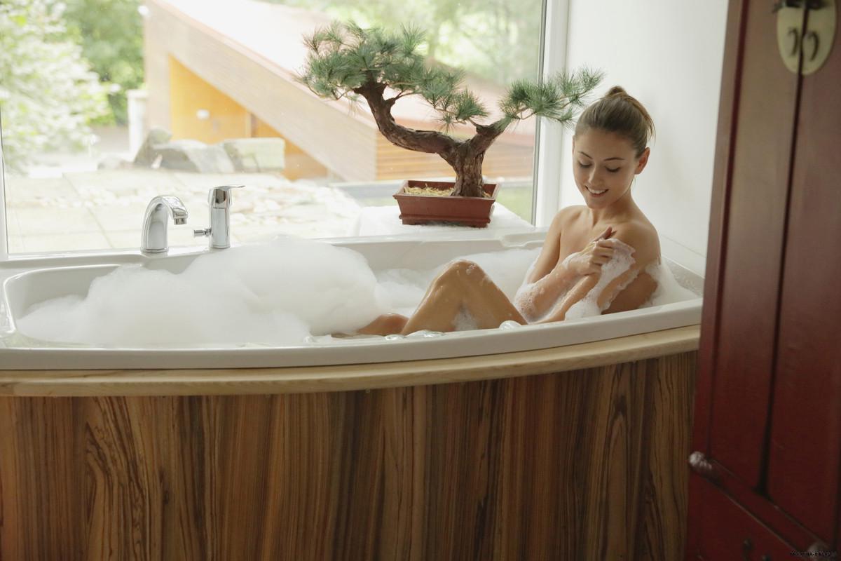 16P Beautiful brunette girl Ivy invites you to join her for a hot bubble bath