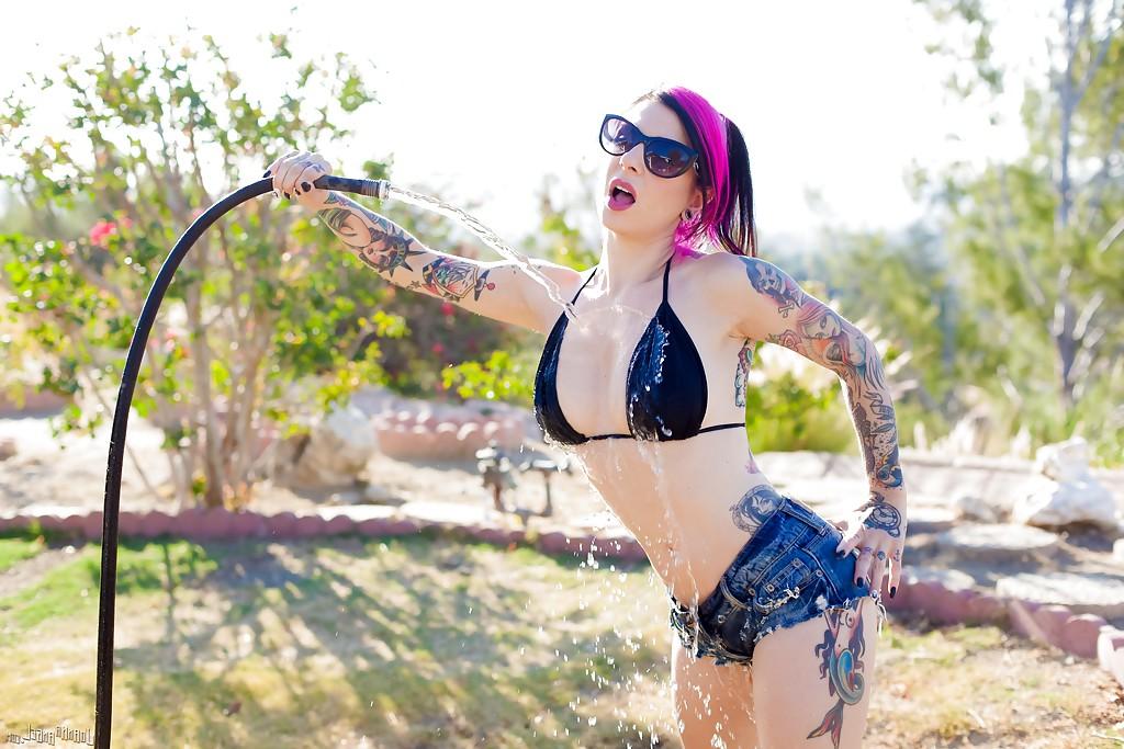 16P Tattooed amateur Joanna Angel wetting big MILF boobs in sunglasses