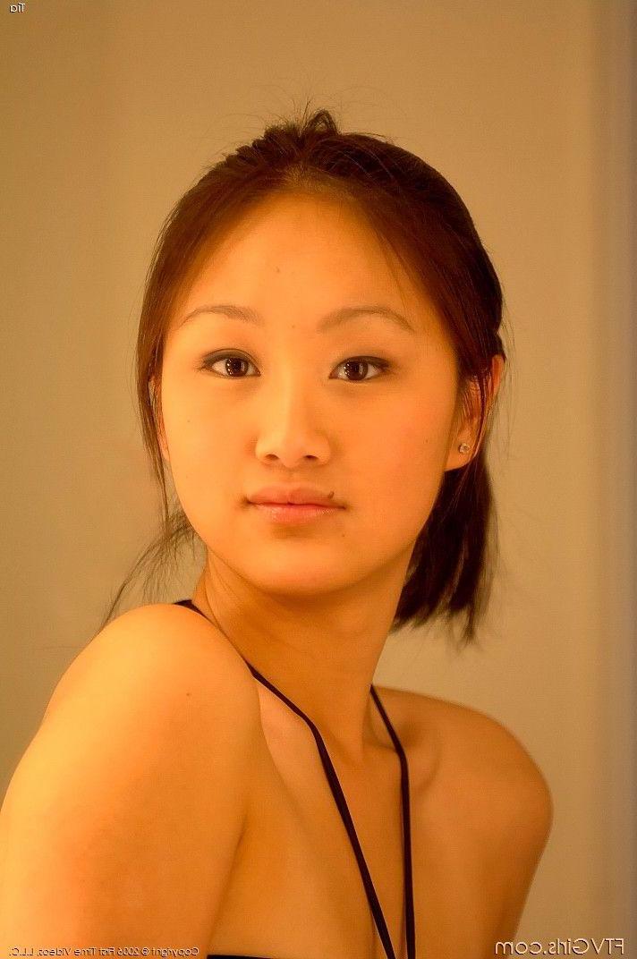 20P Pictures of asian girl Tia showing her fun parts