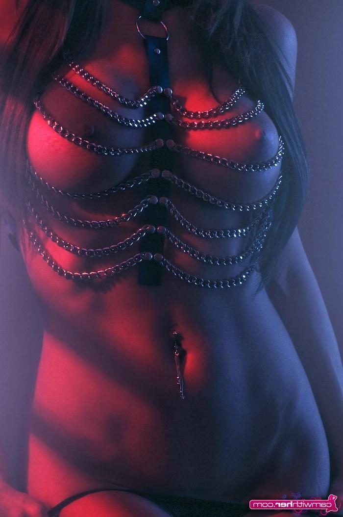12P Brunette hottie Femme in a sexy chain bra