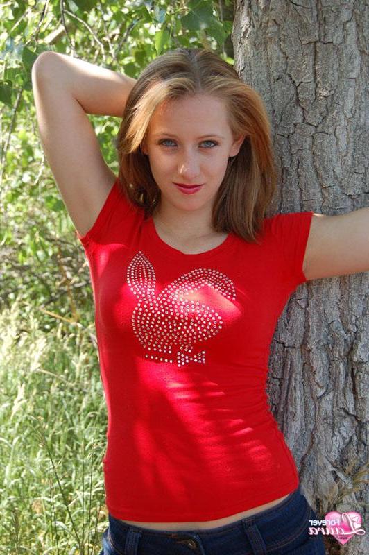 16P Pictures of teen Forever Laura showing off her tits outside